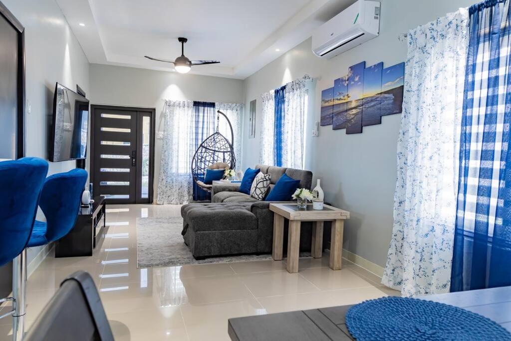 Pyramid Point Manor Villa Очо Риос Екстериор снимка