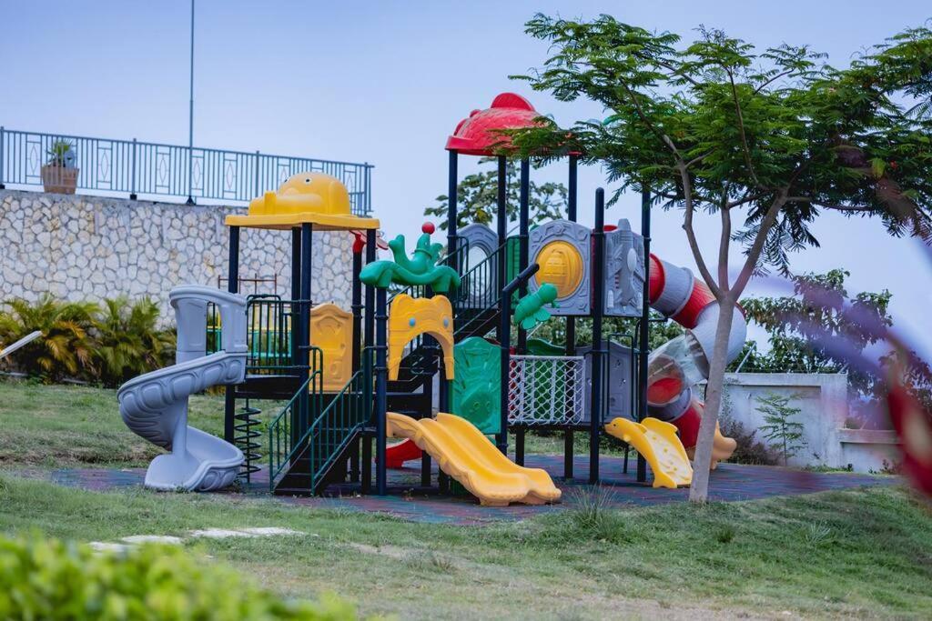 Pyramid Point Manor Villa Очо Риос Екстериор снимка